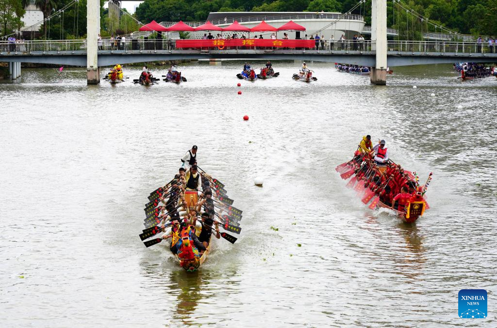 Peserta bertanding dalam perlumbaan bot naga di Jingzhou, provinsi Hubei, tengah China, 13 Jun 2026. (Foto oleh Ye Liming/Xinhua)