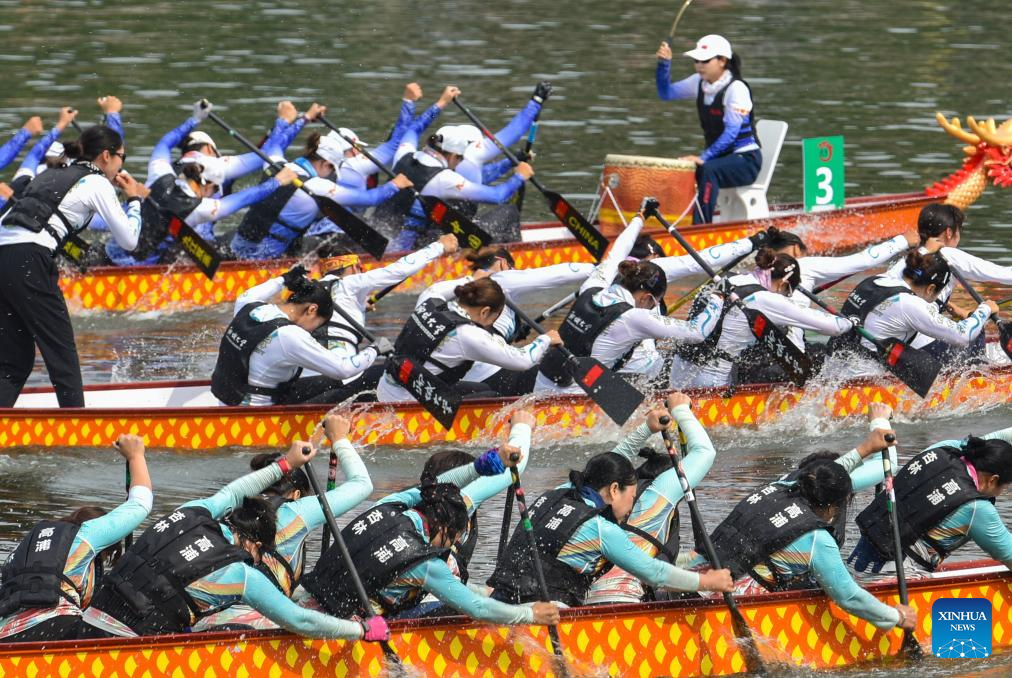 Peserta bertanding dalam perlumbaan bot naga di Jingzhou, provinsi Hubei, tengah China, 13 Jun 2026. (Foto oleh Ye Liming/Xinhua)