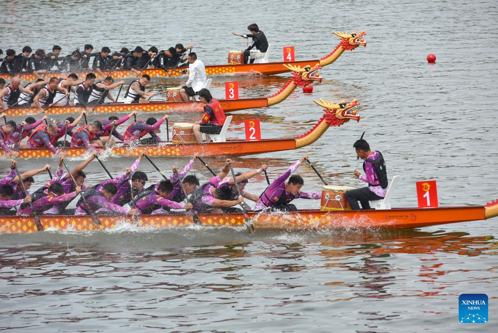 Peserta bertanding dalam perlumbaan bot naga di Jingzhou, provinsi Hubei, tengah China, 13 Jun 2026. (Foto oleh Ye Liming/Xinhua)