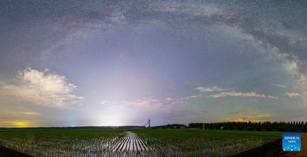 Foto gabungan yang diambil pada 10 Jun 2026 ini menunjukkan Bima Sakti dan sawah padi di Shuangyashan, provinsi Heilongjiang, timur laut China. (Foto oleh Han Yang/Xinhua)