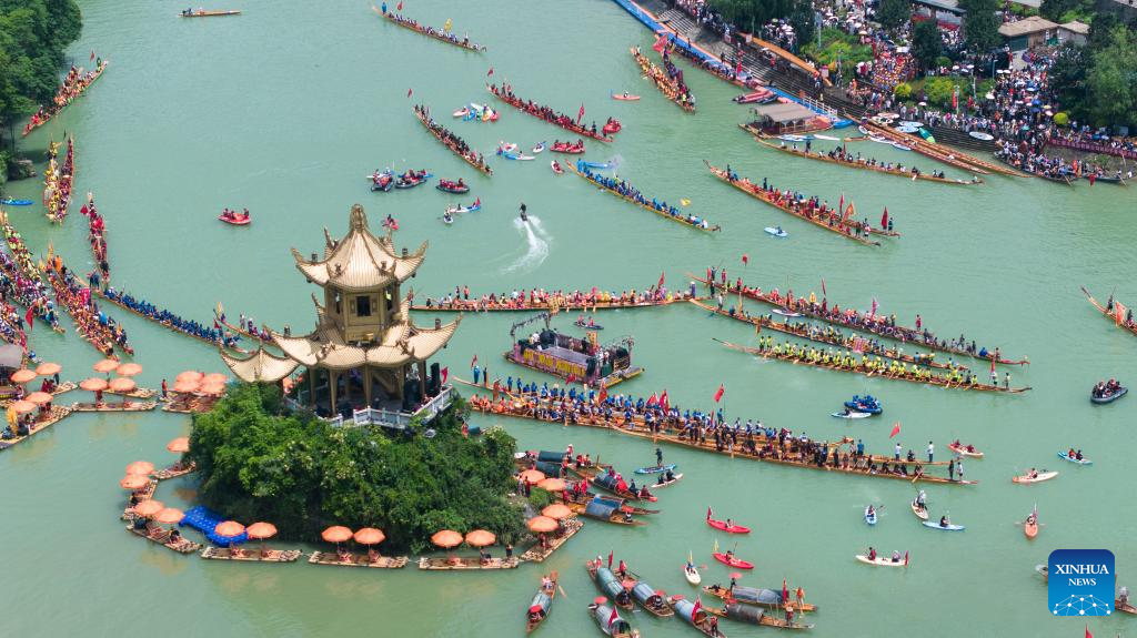 Foto dron bertarikh 14 Jun 2026 ini menunjukkan pasukan bot naga yang mengambil bahagian dalam perarakan atas air di daerah Bijiang, Tongren, provinsi Guizhou, barat daya China. (Foto oleh Peng Jun/Xinhua)