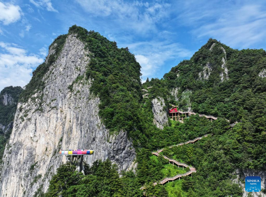 Foto dron bertarikh 16 Jun 2026 ini memperlihatkan pemandangan Kawasan Peranginan Ekobudaya Gunung Tianzhu Qinling di Shangluo, provinsi Shaanxi, barat laut China. (Xinhua/Wang Ying)