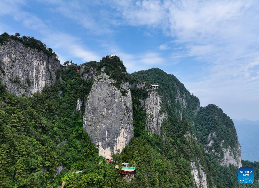 Foto dron bertarikh 16 Jun 2026 ini memperlihatkan pemandangan Kawasan Peranginan Ekobudaya Gunung Tianzhu Qinling di Shangluo, provinsi Shaanxi, barat laut China. (Xinhua/Wang Ying)