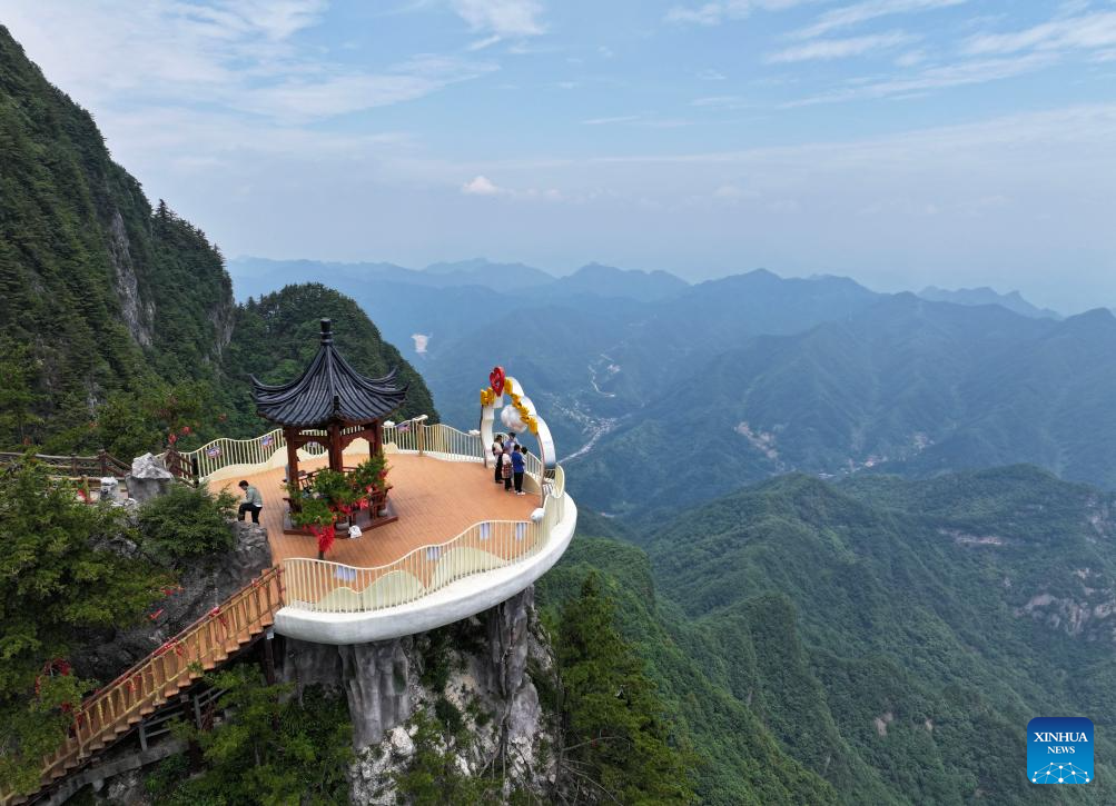 Orang melawat Kawasan Peranginan Ekobudaya Gunung Tianzhu Qinling di Shangluo, provinsi Shaanxi, barat laut China, 16 Jun 2026. (Xinhua/Wang Ying)