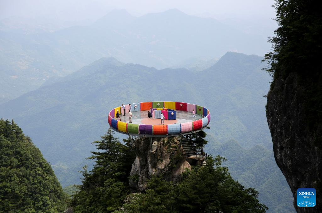 Orang melawat Kawasan Peranginan Ekobudaya Gunung Tianzhu Qinling di Shangluo, provinsi Shaanxi, barat laut China, 16 Jun 2026. (Xinhua/Wang Ying)