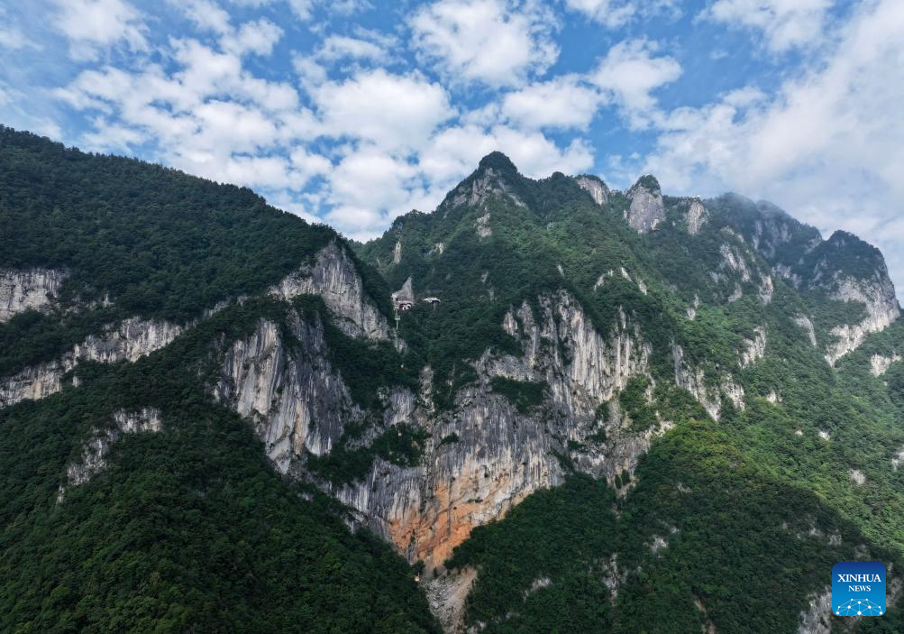 Foto dron bertarikh 16 Jun 2026 ini memperlihatkan pemandangan Kawasan Peranginan Ekobudaya Gunung Tianzhu Qinling di Shangluo, provinsi Shaanxi, barat laut China. (Xinhua/Wang Ying)
