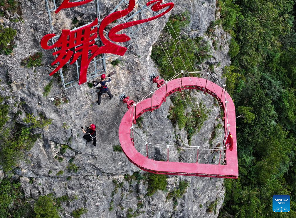 Foto dron bertarikh 16 Jun 2026 ini menunjukkan pelancong mencuba aktiviti memanjat batu di Kawasan Peranginan Ekobudaya Gunung Tianzhu Qinling di Shangluo, provinsi Shaanxi, barat laut China. (Xinhua/Wang Ying)