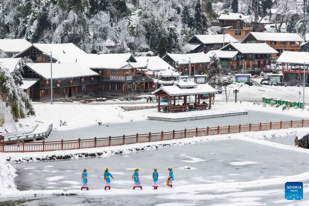 Foto yang diambil pada Februari 2022 ini menunjukkan pemandangan salji di pekan Huxingshan di kaunti Longhui, Shaoyang, provinsi Hunan, tengah China. (Xinhua/Zeng Yong)