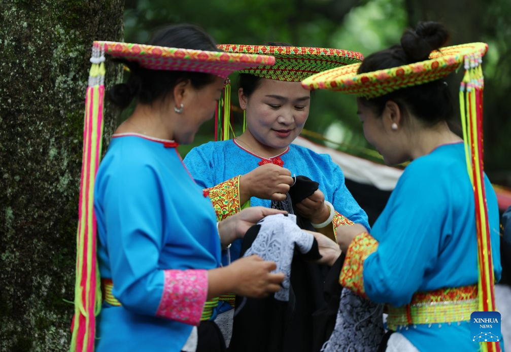 Wanita dari kumpulan Huayao etnik Yao menunjukkan kemahiran sulaman suji bilang Tiaohua di kaunti Longhui, Shaoyang, provinsi Hunan, tengah China, 23 Jun 2026. (Xinhua/Zhao Zhongzhi)