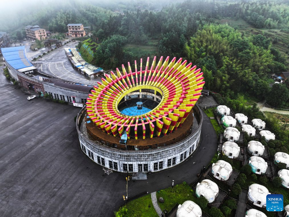 Foto dron bertarikh 24 Jun 2026 ini menunjukkan pemandangan sebuah teater di pekan Huxingshan di kaunti Longhui, Shaoyang, provinsi Hunan, tengah China. (Xinhua/Zhao Zhongzhi)