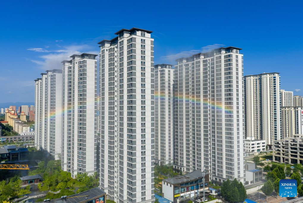 Foto dron bertarikh 3 Julai 2026 menunjukkan sistem semburan kabus air atas atap di sebuah komuniti perumahan di bandar Yuncheng, provinsi Shanxi, utara China. Ketika cuaca panas, sistem itu dihidupkan untuk menyejukkan kawasan sekeliling. (Yan Xin/Xinhua)