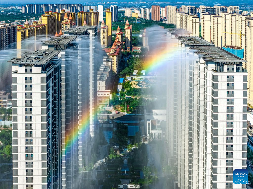 Foto dron bertarikh 3 Julai 2026 menunjukkan sistem semburan kabus air atas atap di sebuah komuniti perumahan di bandar Yuncheng, provinsi Shanxi, utara China. Ketika cuaca panas, sistem itu dihidupkan untuk menyejukkan kawasan sekeliling. (Xue Jun/Xinhua)