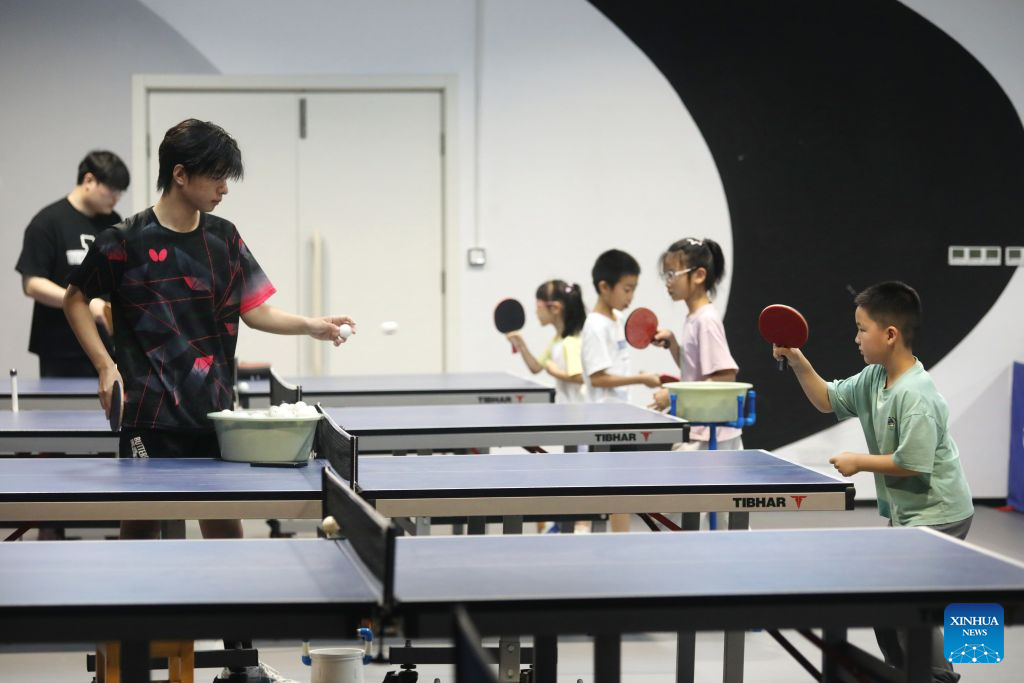 Kanak-kanak berlatih pingpong di sebuah pusat sukan di Changzhou, provinsi Jiangsu, timur China, 4 Julai 2026. (Foto oleh Chen Wei/Xinhua)