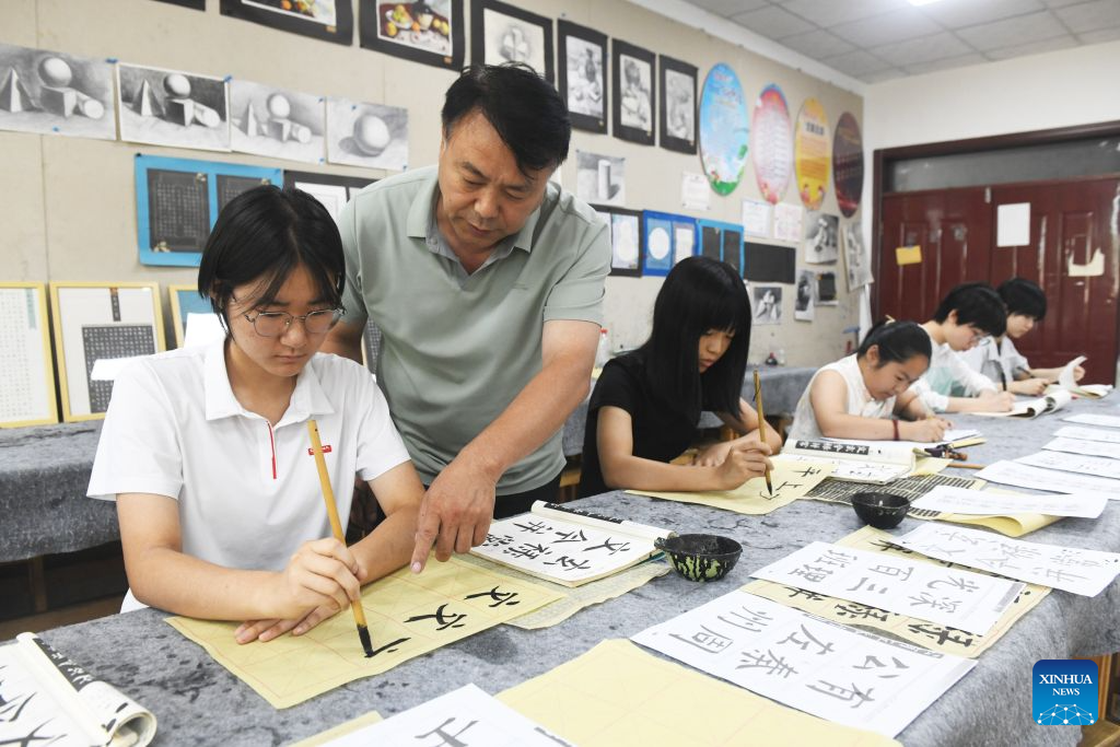 Kanak-kanak berlatih kaligrafi di sebuah pusat aktiviti belia di Shijiazhuang, provinsi Hebei, utara China, 5 Julai 2026. (Foto oleh Jia Minjie/Xinhua)