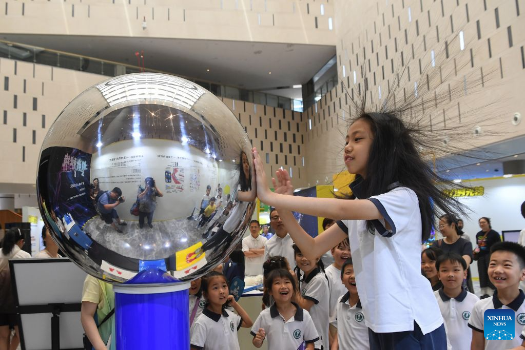 Seorang kanak-kanak berinteraksi dengan alat belajar sains di sebuah muzium di Jinhua, provonsi Zhejiang, timur China, 5 Julai 2026. (Foto oleh Shi Kuanbing/Xinhua)