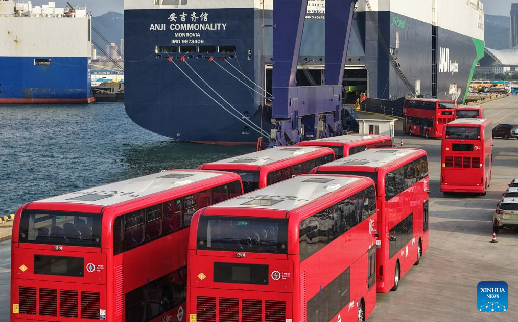 Foto dron bertarikh 5 Julai 2026 menunjukkan bas dua tingkat elektrik buatan domestik masuk ke pengangkut kenderaan di Pelabuhan Yantai, provinsi Shandong, timur China. (Foto oleh Tang Ke/Xinhua)