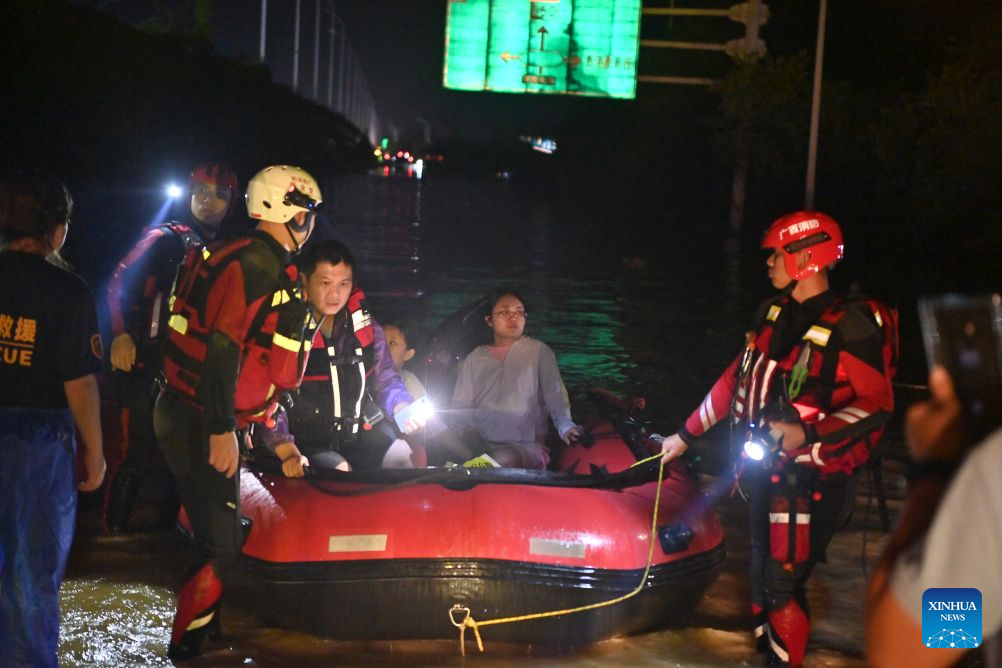 Penyelamat memindahkan penduduk yang terkandas di bandar Guigang, wilayah autonomi Zhuang Guangxi, selatan China, 7 Julai 2026. (Xinhua/Zhou Hua)