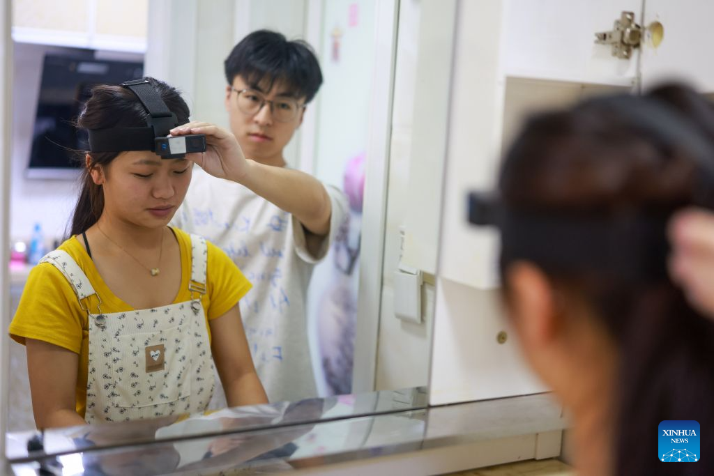 Pengumpul data mengutip input dunia nyata untuk alat pintar terkandung dalam senario rumah di daerah Nanming, bandar Guiyang, provinsi Guizhou, barat daya China, 6 Julai 2026. (Xinhua/Liu Xu)