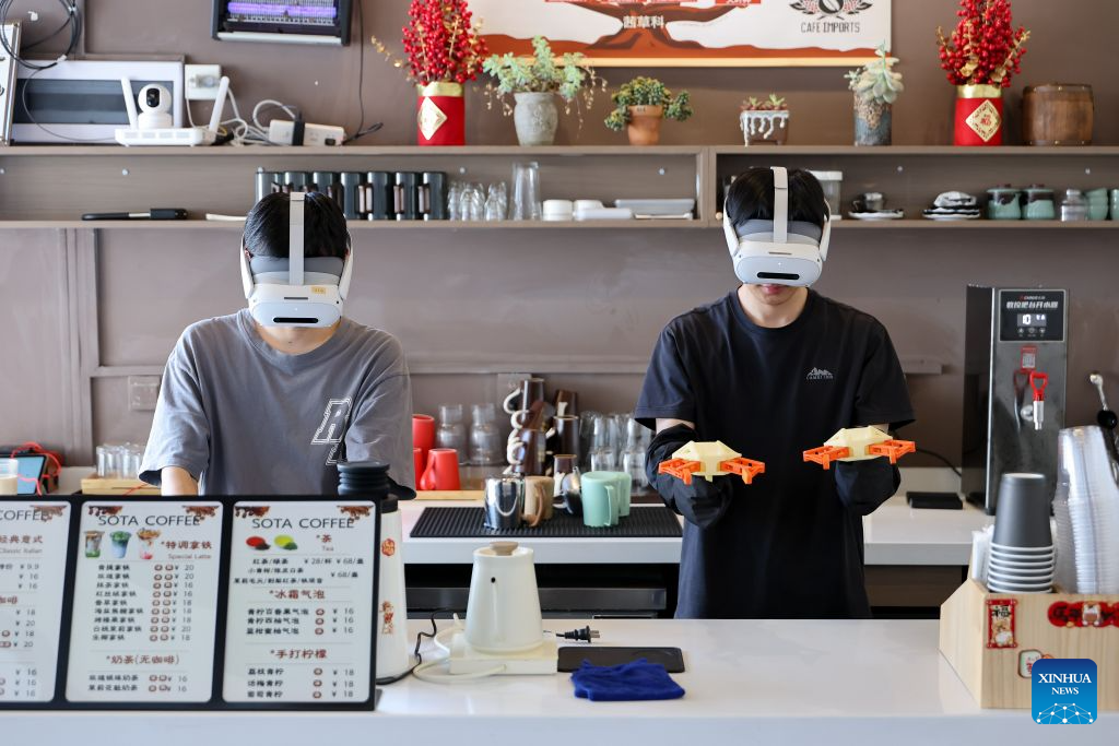 Pengumpul data mengutip input dunia nyata untuk alat pintar terkandung dalam senario kafe di daerah Yunyan, bandar Guiyang, provinsi Guizhou, barat daya China, 6 Julai 2026. (Xinhua/Liu Xu)