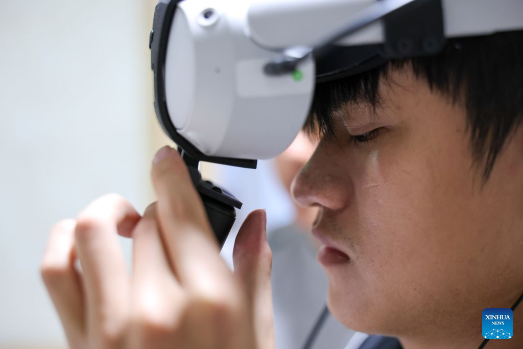 Seorang pengumpul data mengutip input dunia nyata untuk alat pintar terkandung dalam senario rumah di daerah Nanming, bandar Guiyang, provinsi Guizhou, barat daya China, 6 Julai 2026. (Xinhua/Liu Xu)